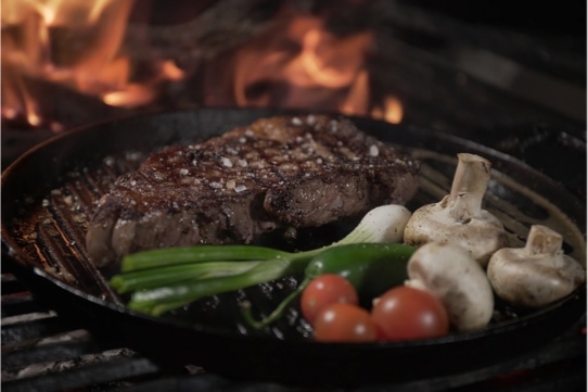 Irish beef Steak vom Grill mit Champignons und Frühlingszwiebeln