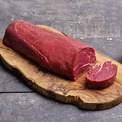 Irish Beef - Filet. Ein roher Beef Cut auf einem Teller.