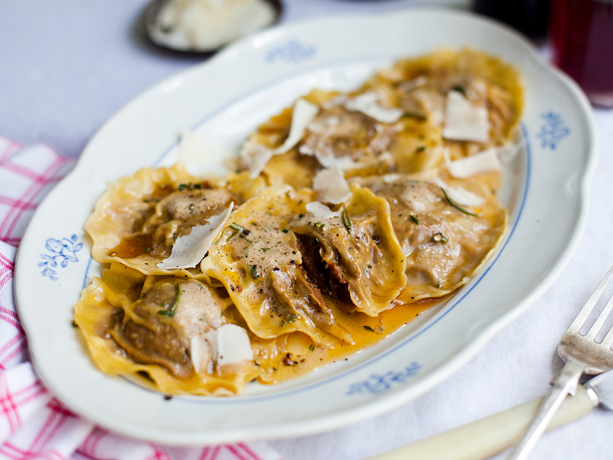 Probieren Sie unser Rezept für Anolini Ravioli mit geschmortem Rind - eine köstliche Kombination aus Teigtaschen und herzhaftem Rindfleisch.