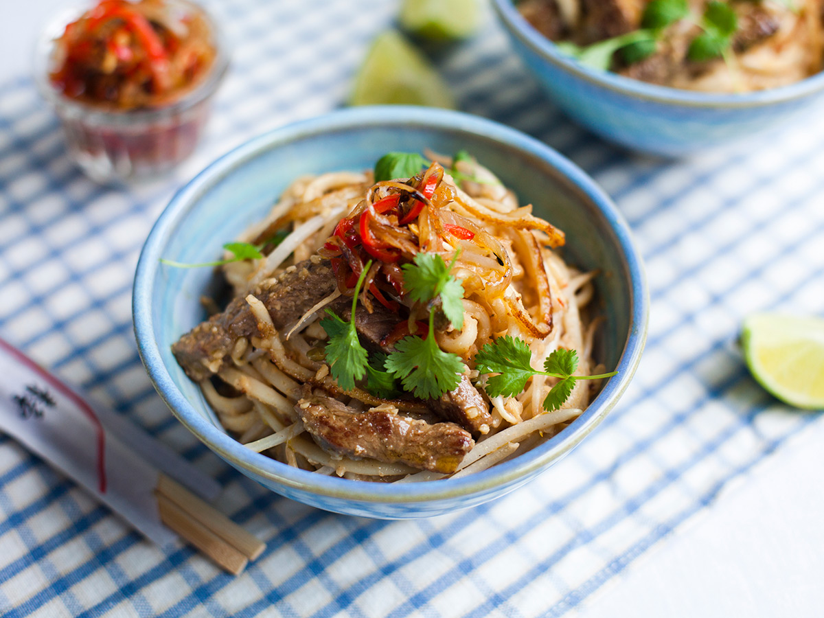 Beef-Erdnuss-Pfanne mit klebrigen Udon-Nudeln