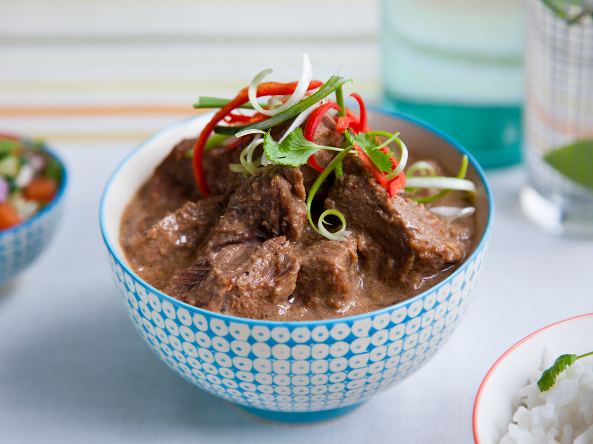 Beef-Kokos-Curry ist ein aromatisches und würziges Gericht aus Indonesien, das die Geschmacksknospen verzaubert.