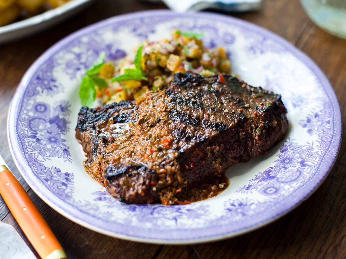 Jamaican Jerk Steak mit Ananas-Salsa ist eine köstliche Fusion aus karibischem Jerk-Geschmack und fruchtiger Ananas-Salsa.