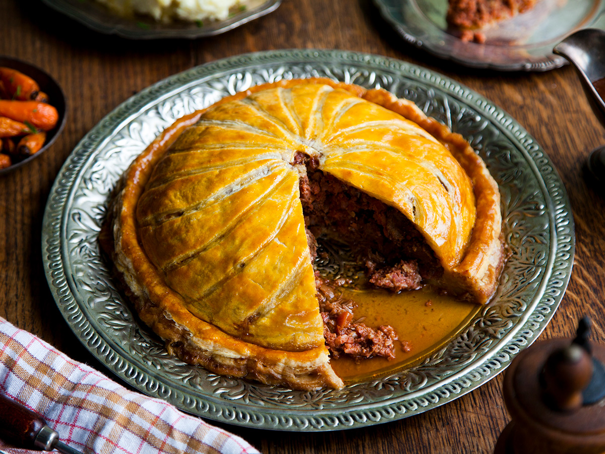 Pithivier, gefüllt mit zart geschmortem Rindfleisch und würziger Rindswurst. Eine Kombination, von einer butterzarten Teighülle umschlossen.