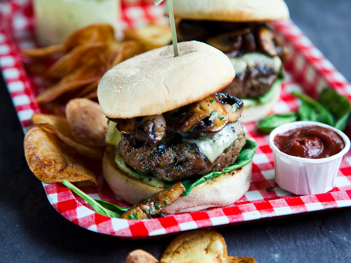 Pilz-Slider mit schmelzendem Schweizer Käse