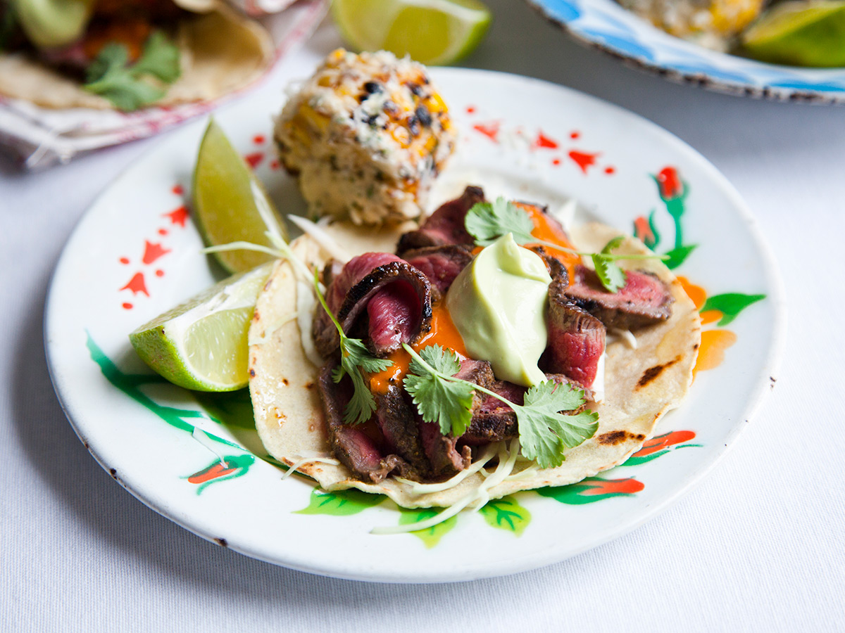 Flanksteak-Tacos mit Avocado-Mayonnaise: Herzhaftes Fleisch trifft auf cremige Avocado-Mayonnaise. Ideal für gesellige Abende oder unterwegs.