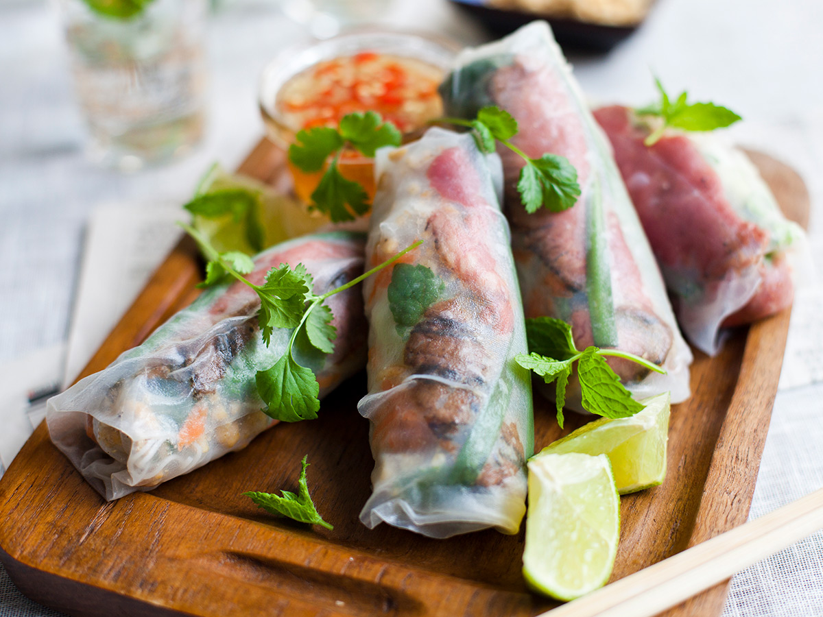 Vietnamesische Sommerrollen mit Rindfleisch - Ein erfrischendes Rezept, das die Aromen von zartem Rindfleisch und frischen Kräutern vereint. Der traditionell vietnamesische Snack mit einem Hauch Irland.