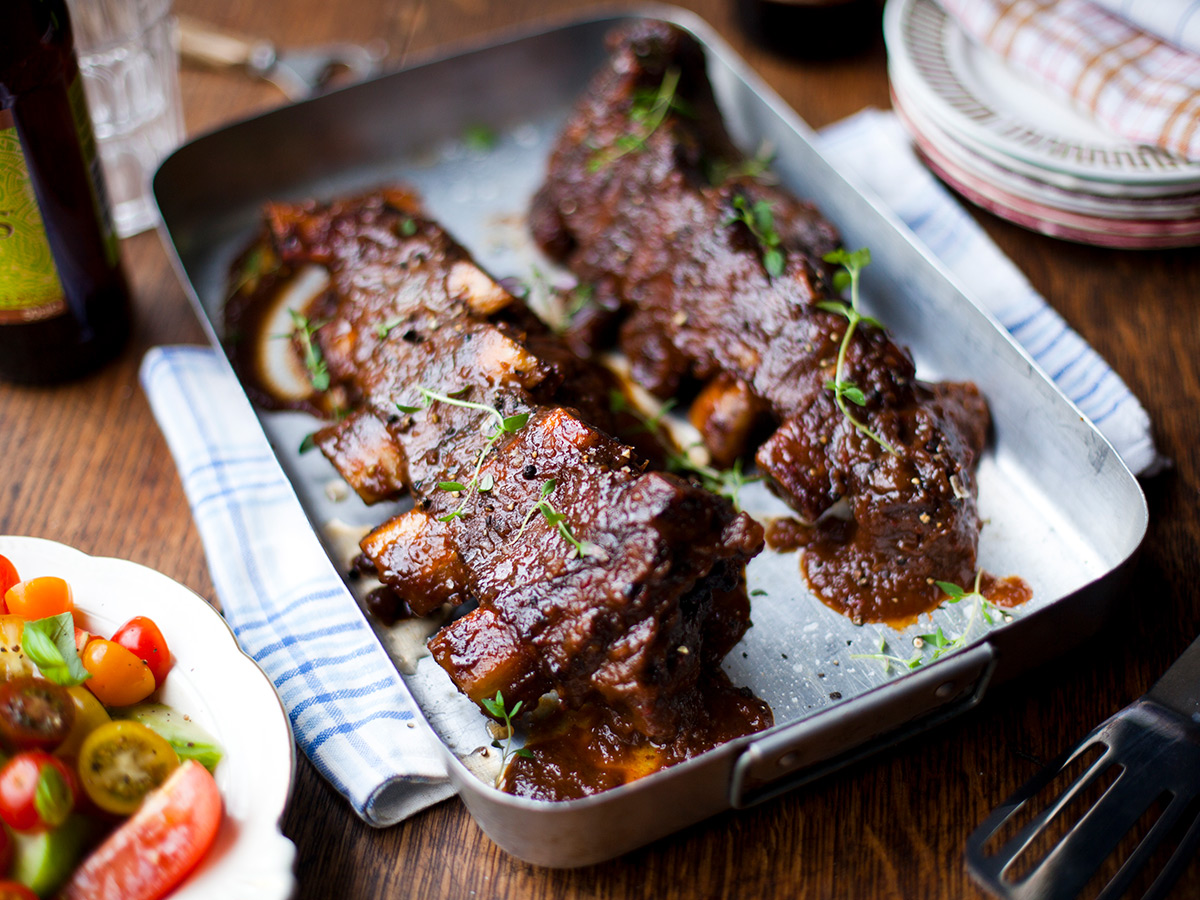 Geschmorte Beef Short Ribs mit Rotwein und Melasse - ein herzhaftes Rezept für Genießer von zartem Fleisch.