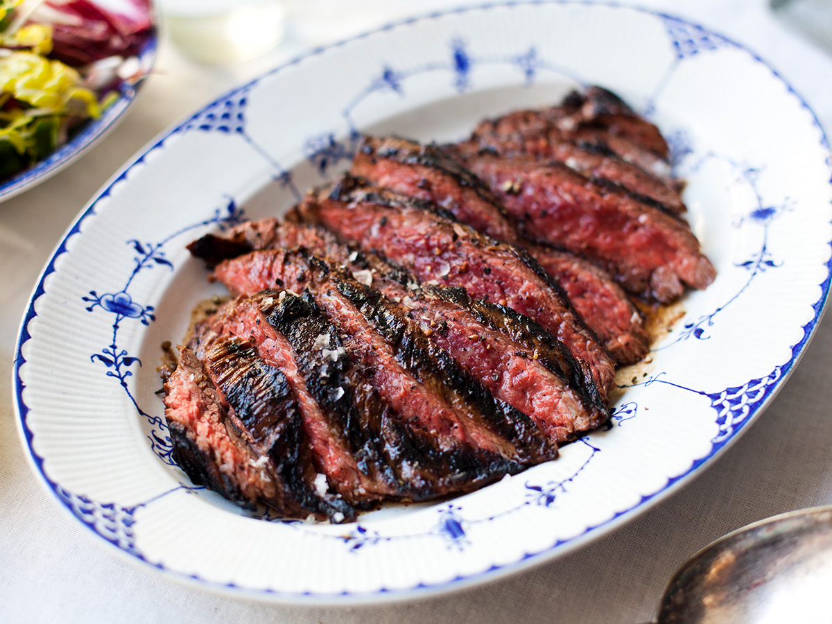 Genießen Sie ein unvergessliches kulinarisches Erlebnis mit unserem gegrillten Cachaça-Flanksteak aus internationaler Küche.