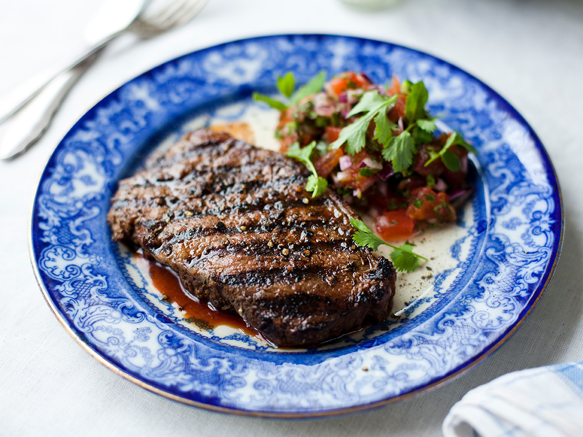 Lemon Rub Steaks mit Rösttomaten-Salsa