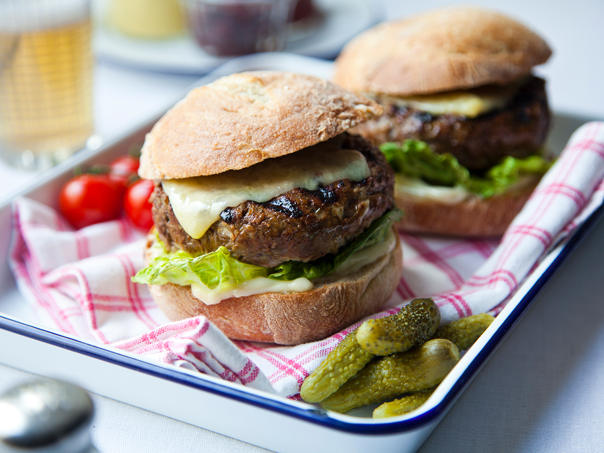 Genießen Sie saftige Hacksteak-Burger mit unserem einfachen und köstlichen Rezept. Perfekt für Grillabende oder als herzhafte Mahlzeit.