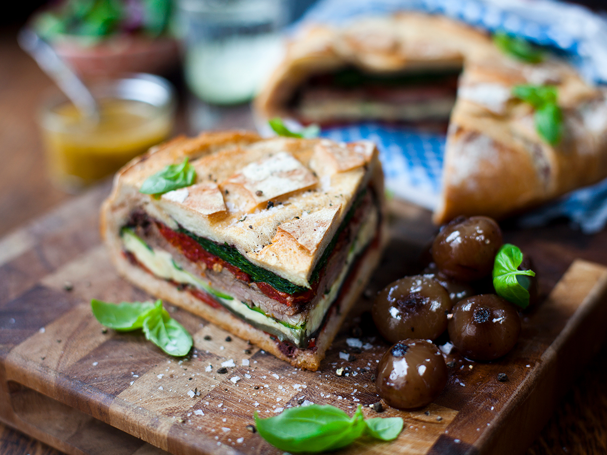 Ein Roastbeef-Sandwich mit gegrilltem Gemüse ist die perfekte Kombination aus saftigem Fleisch und frischen, gegrillten Aromen.