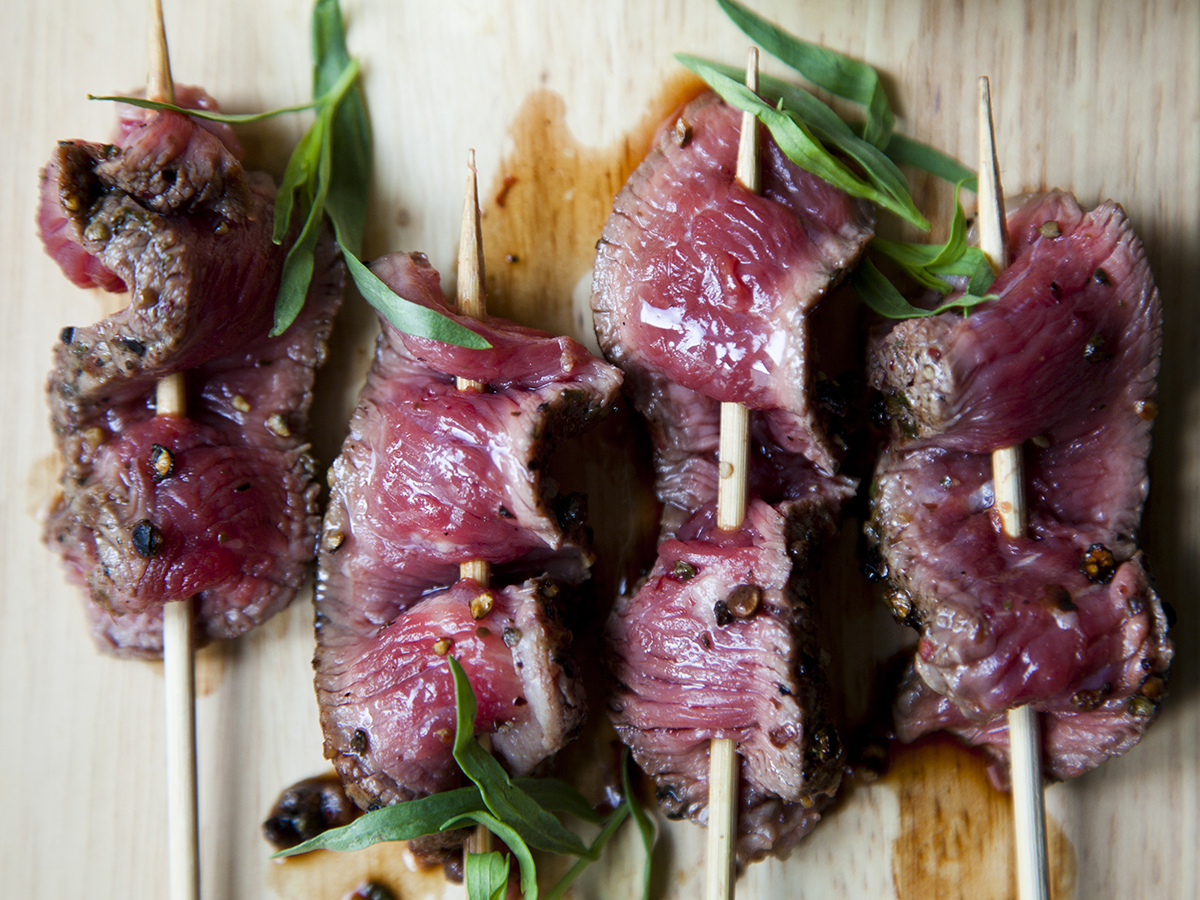 Pfeffersteak-Sticks mit Sauce béarnaise