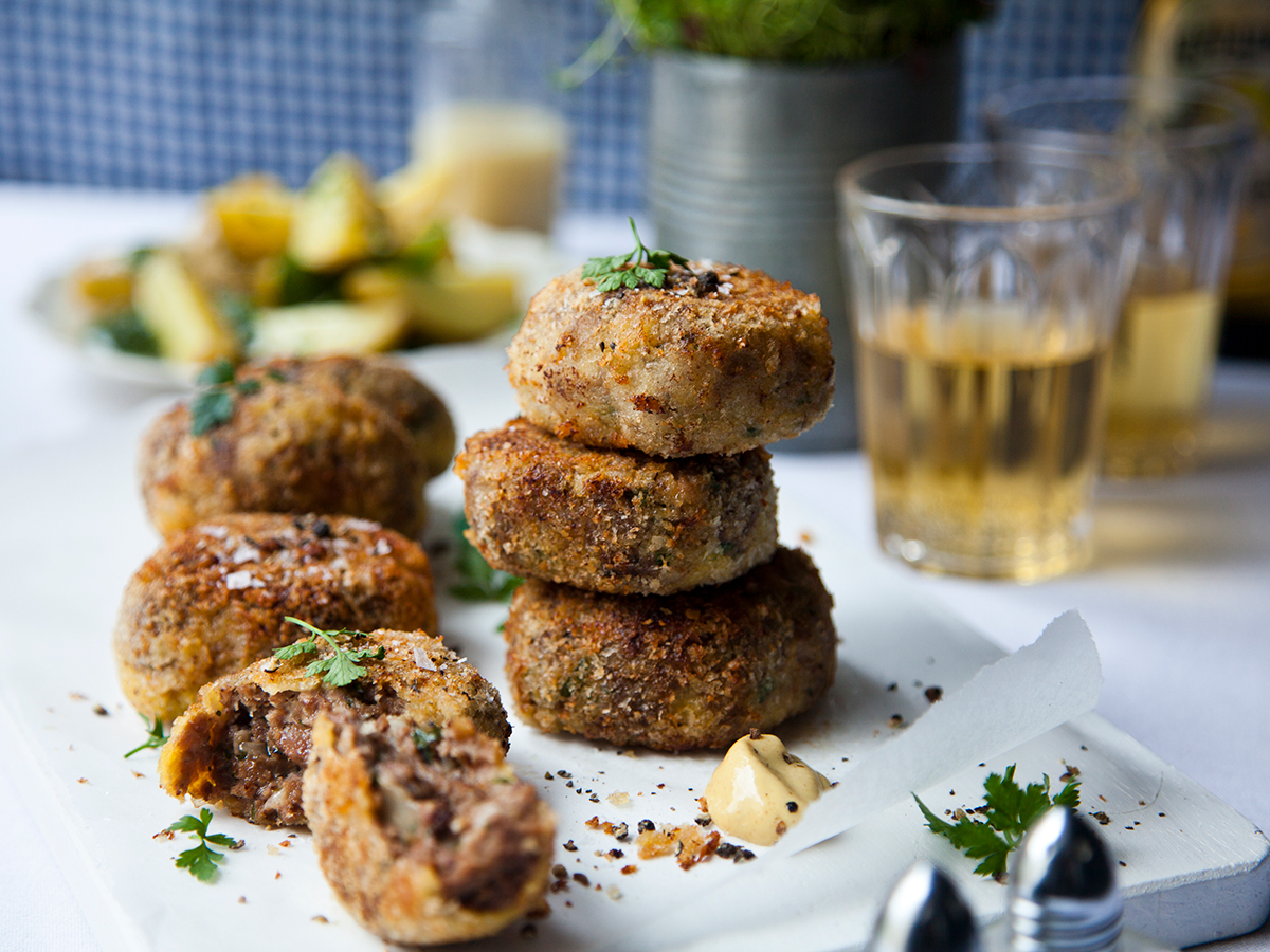 Frikadellen vom Rind mit Kartoffel-Spinat-Salat - Rezept