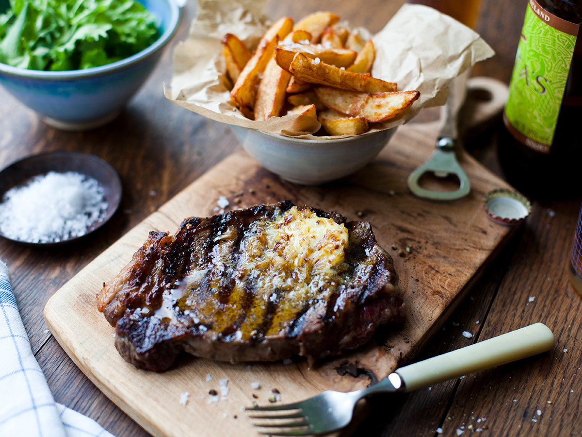 Verwöhnen Sie Ihren Gaumen mit unserem Rezept für Sirloin Steak mit karamellisierter Schalottenbutter. Ein Traum von Steak!