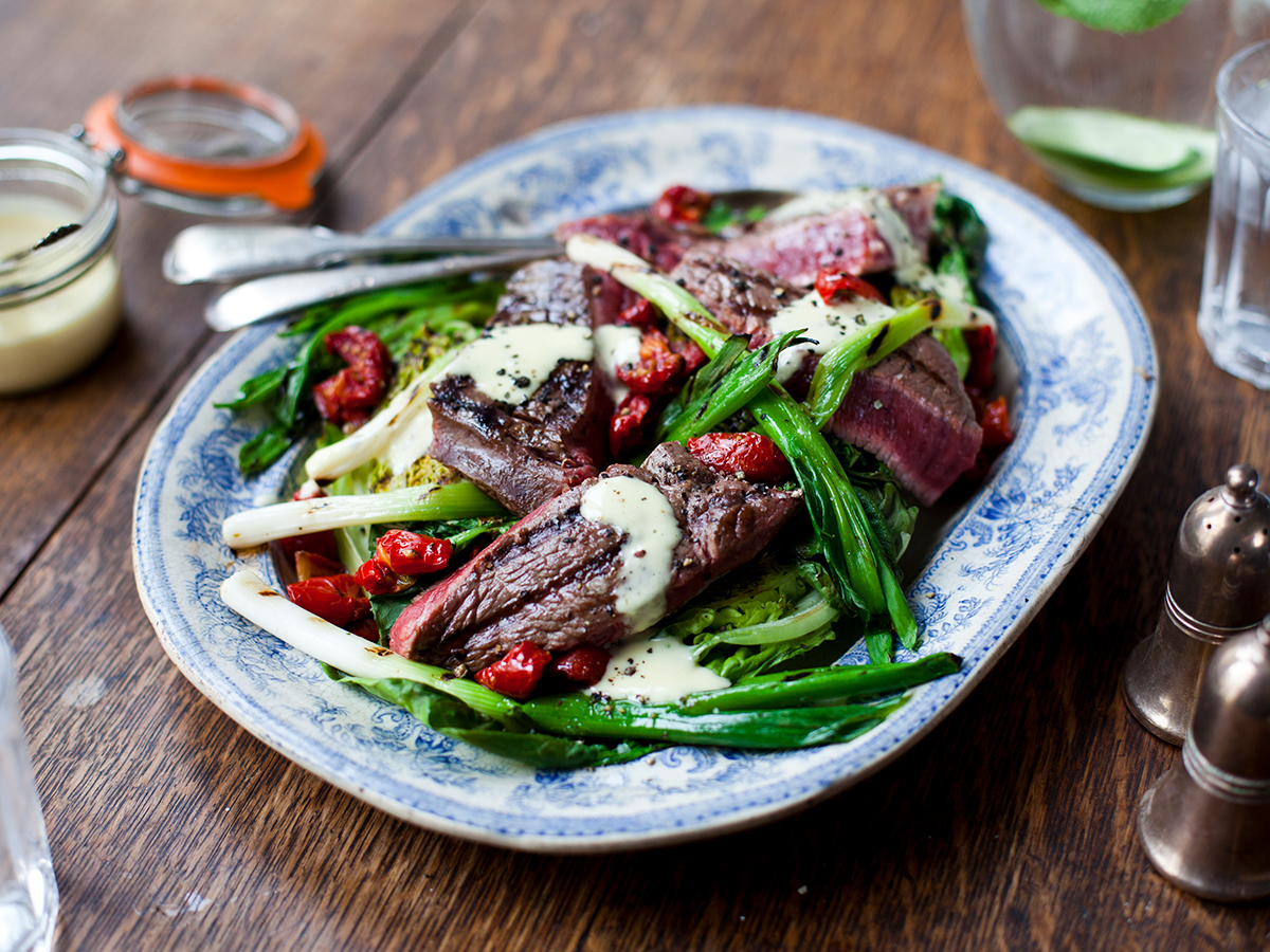 Warmer Roastbeef-Salat vereint zartes, saftiges Roastbeef mit frischem Gemüse zu einem Gericht, das köstlich und sättigend ist.