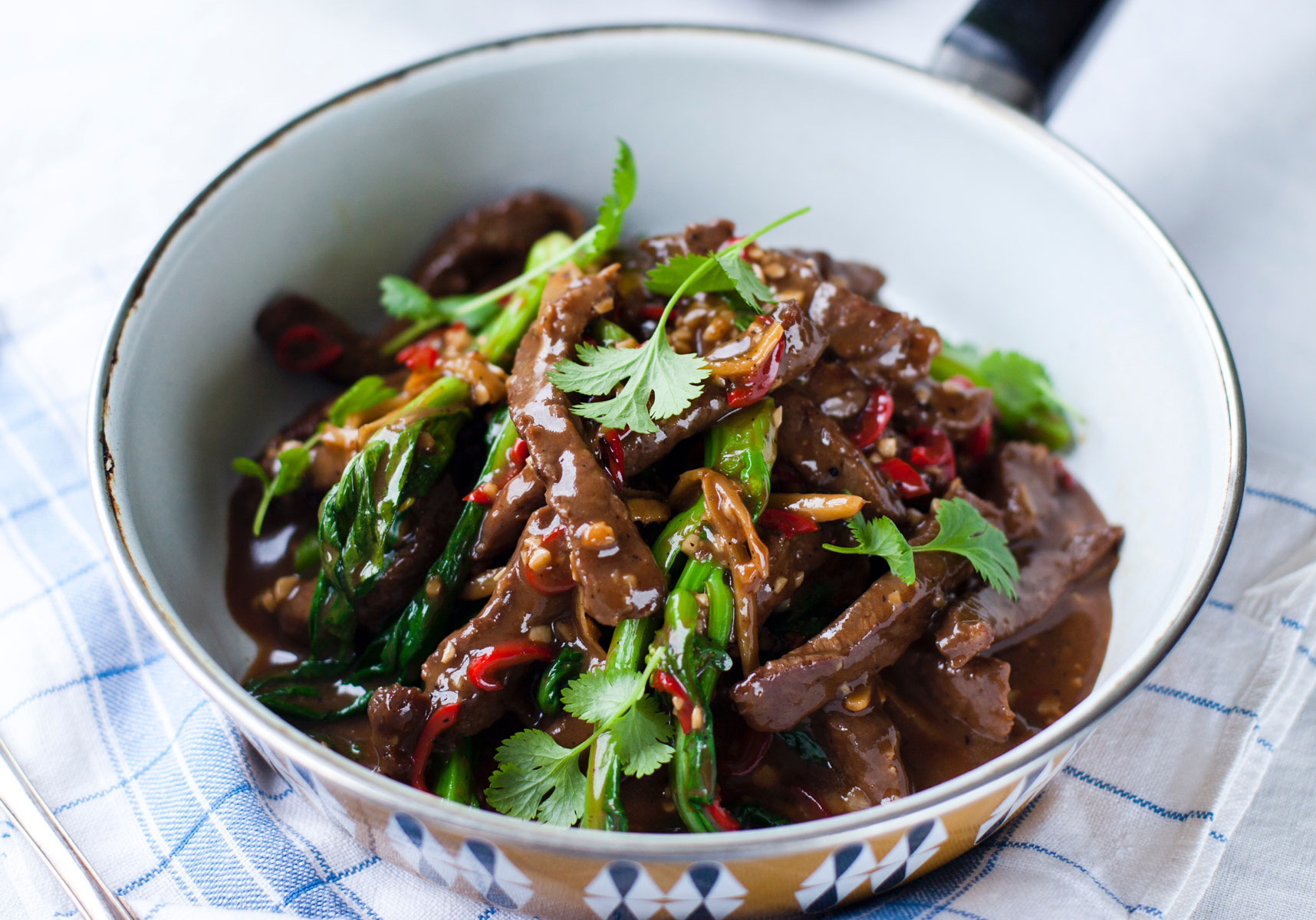 Chinesische Rindfleischpfanne mit asiatischem Gemüse - Germany