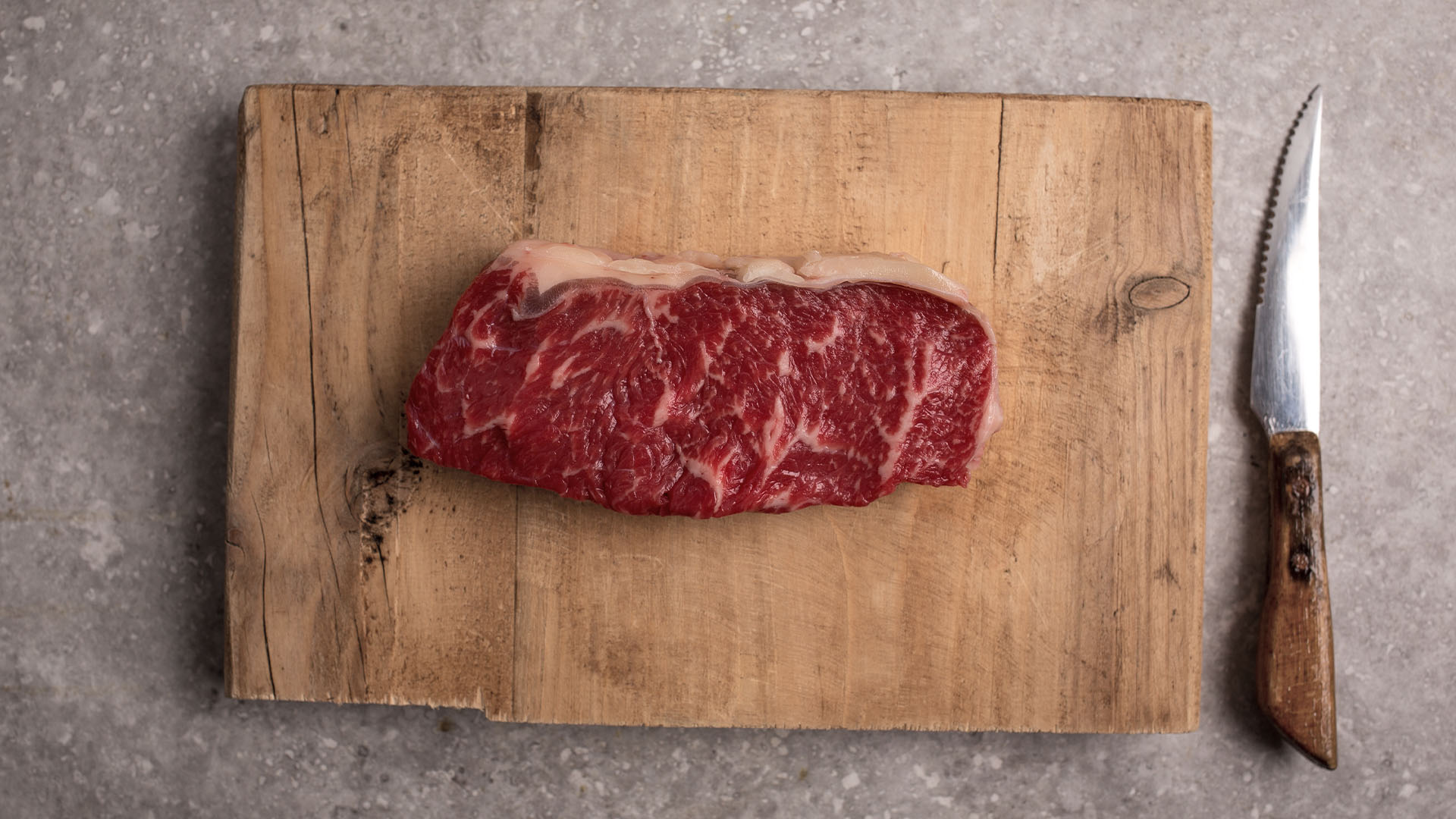 Irish Beef Cut - Hüftsteak. Ein roher Beef Cut auf einem Teller.