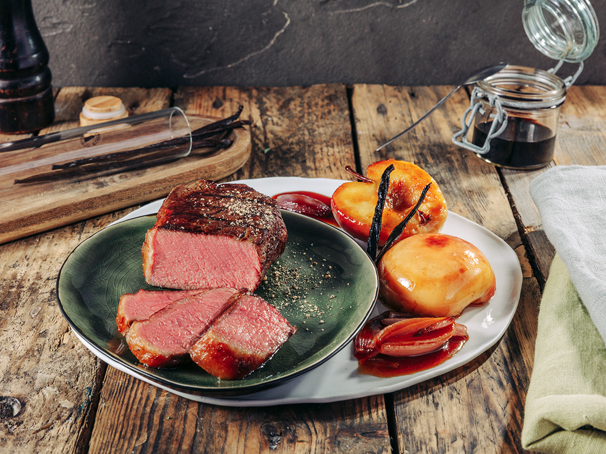 Geschmortes Sirloin-Steak mit Vanilleapfel und Balsamico-Schalotten ...