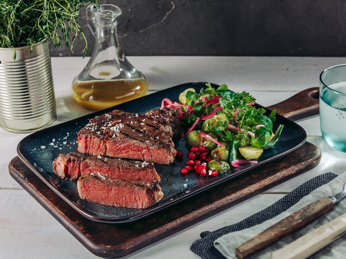 Irisches Rib-Eye-Steak mit lauwarmem Rosenkohlsalat und Granatapfel - so schmeckt der Herbst auch daheim am Tisch!