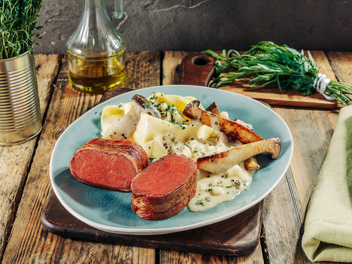 Rinderhüfte im Speckmantel mit Pappardelle und Kräuterseitlingen