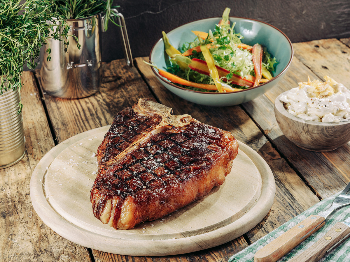 T-Bone-Steak mit Kartoffelchips-Butter und Vanillemöhren