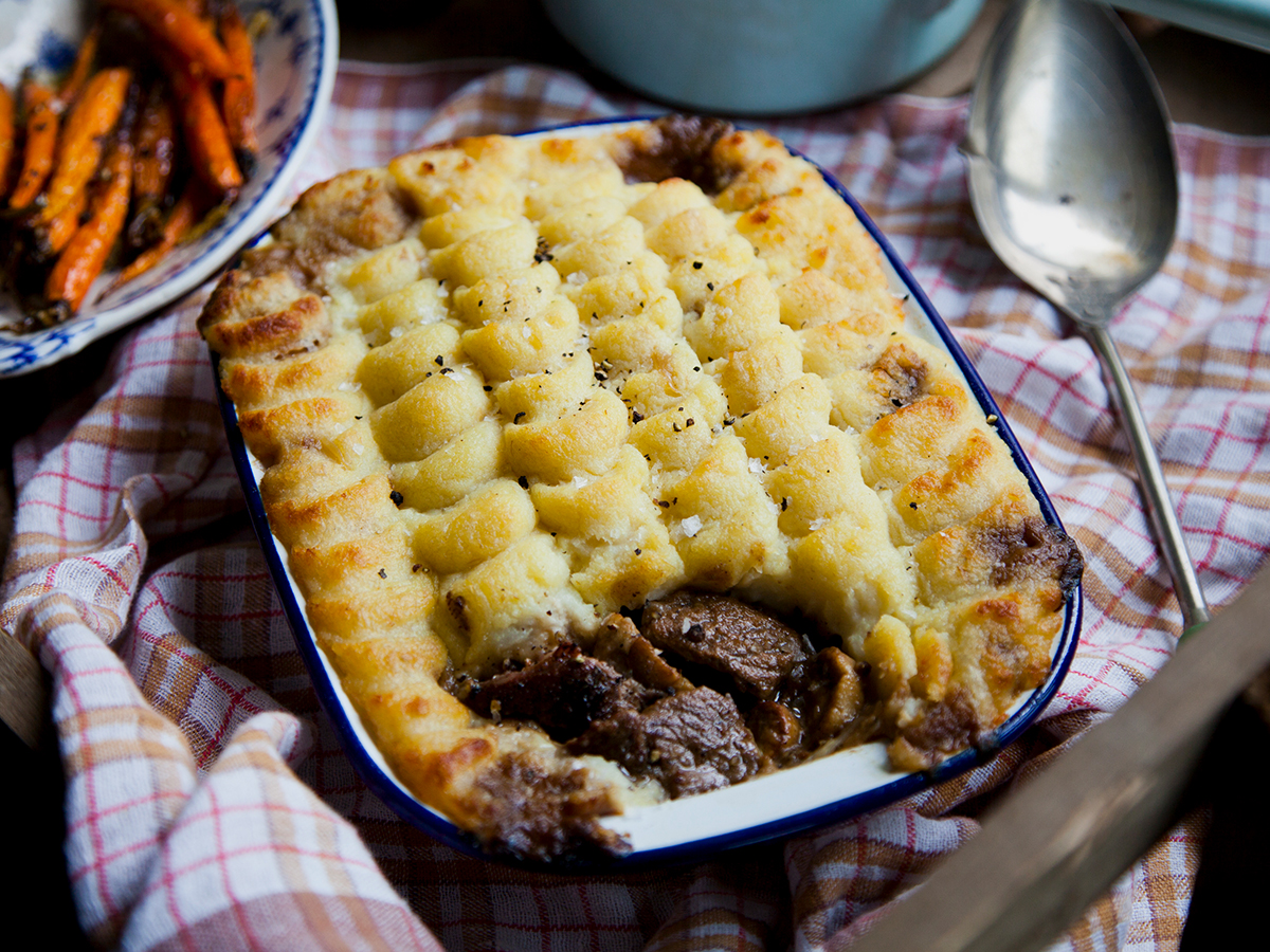 Irish Beef mit Kartoffelhaube - Ein herzhaftes Gericht, bei dem zartes irisches Rindfleisch unter einer Kartoffelkruste verborgen ist.