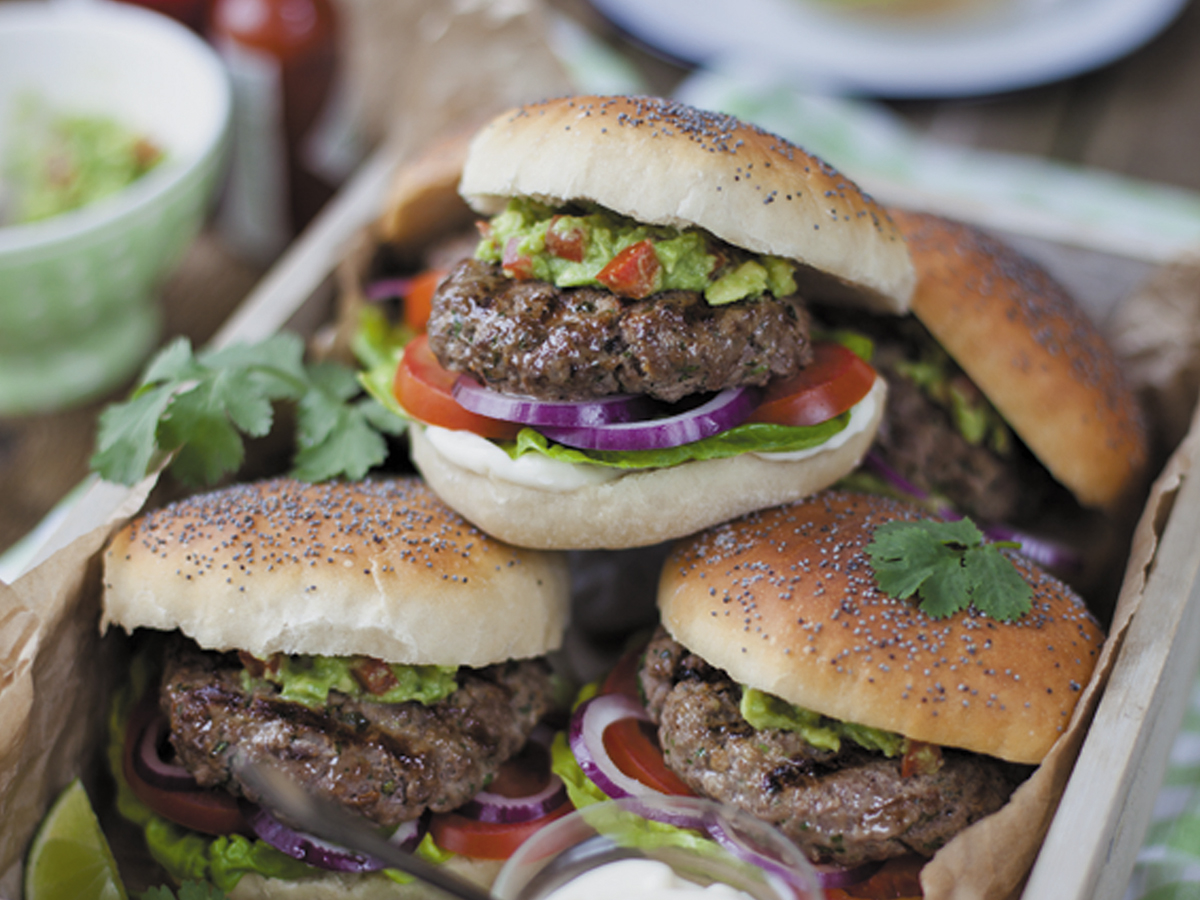 Saftiger Irish Beef Burger mit unserer Rezeptanleitung. Cremige Guacamole verleiht diesen Burgern eine köstliche Frische und Geschmackstiefe.