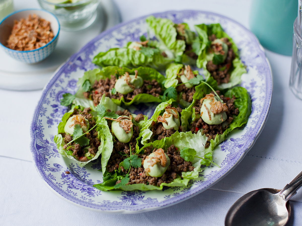 Sticky Beef Salat Wraps - ein leckerer Snack mit zartem Rindfleisch und knackigem Salat, perfekt für unterwegs!