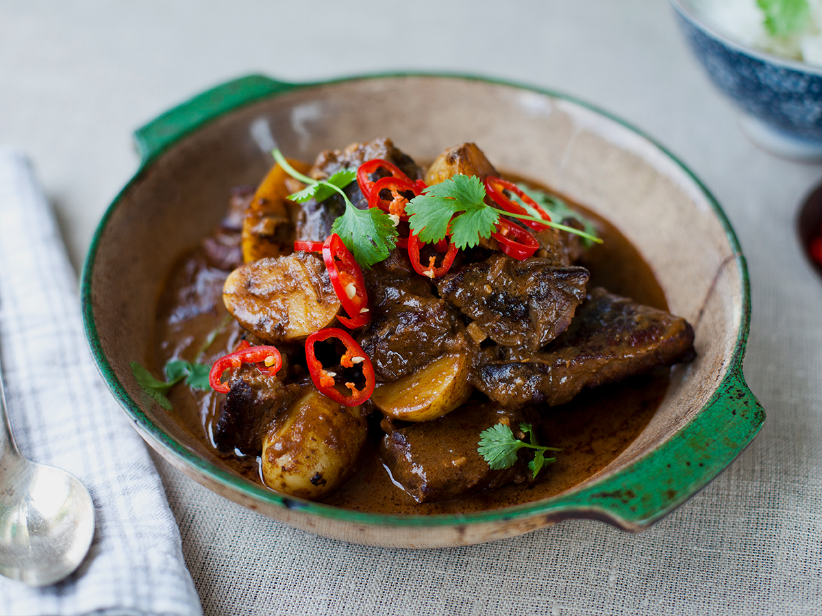 Beef Massaman und Kartoffelcurry: Ein köstliches thailändisches Gericht mit zartem Rindfleisch, cremiger Kokosmilch und würziger Currysauce.