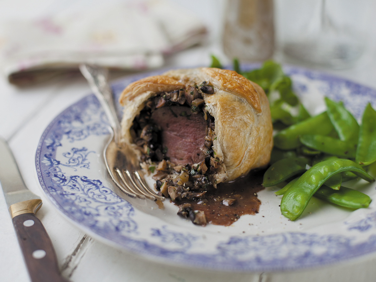 Genießen Sie Mini Irish Beef Wellingtons: Zartes Rinderfilet, umgeben von herzhafter Pilzfüllung, eingehüllt in knusprigen Blätterteig.