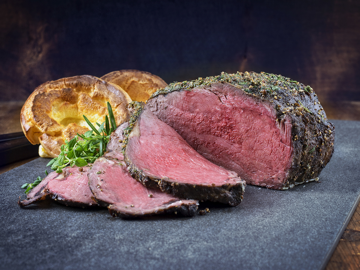 Saftiges Roastbeef mit Yorkshire Pudding ist ein britischer Klassiker für die Familie. Mit Bratensoße dazu ist es einfach perfekt.