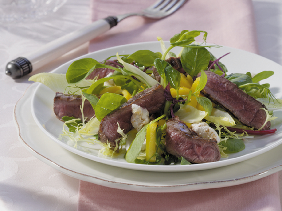 Irische Rinderfilets, mariniert und angebraten, werden im Ofen gegart. Dazu gibt es Mangosalat und ein Sesam-Sojasauce-Dressing.