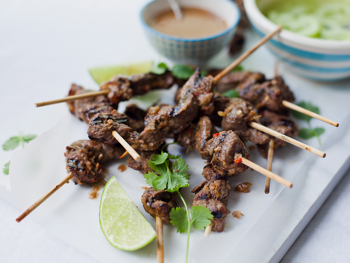 Beef Satay mit Gewürzgurkensalat