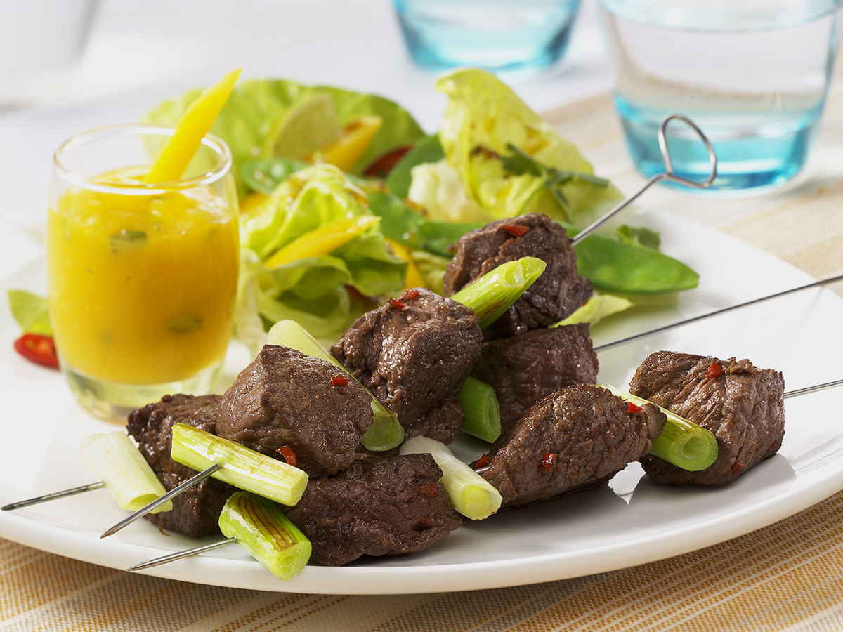 Beefsteak-Spieße mit Mango-Dip