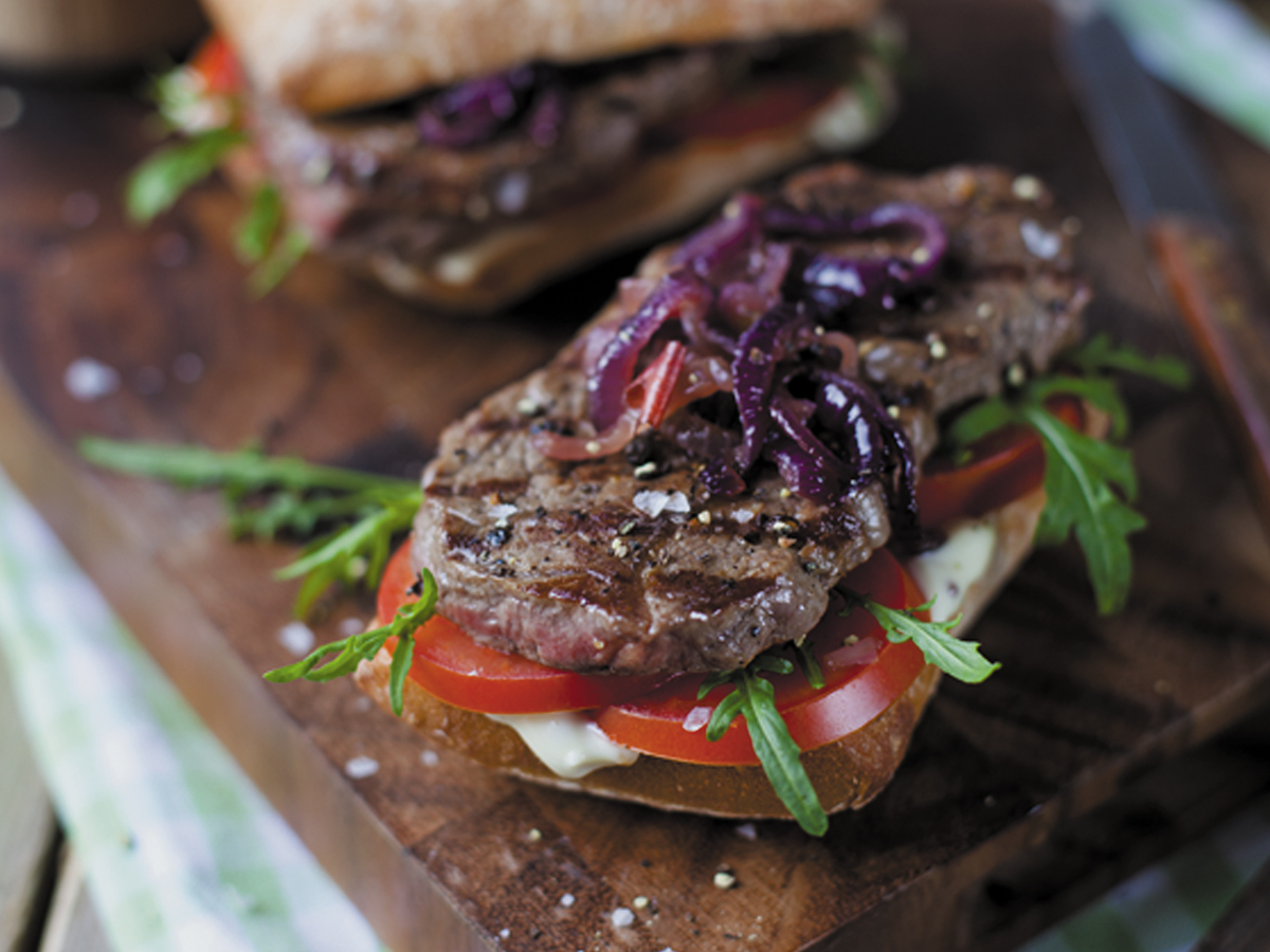 Das Irish Beef Sandwich ist ein köstliches Gericht mit zartem irischem Roastbeef und knusprigem Baguette. Etwas Schnelles für zwischendurch.