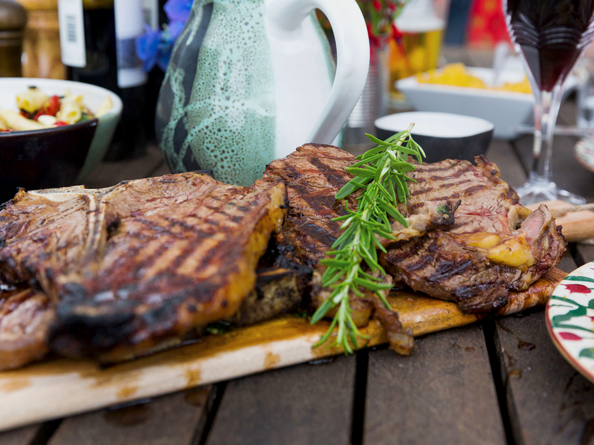 Das Skirt Steak mit frischer Kräutersoße ist eine köstliche Kombination aus zartem Fleisch und aromatischer Soße!