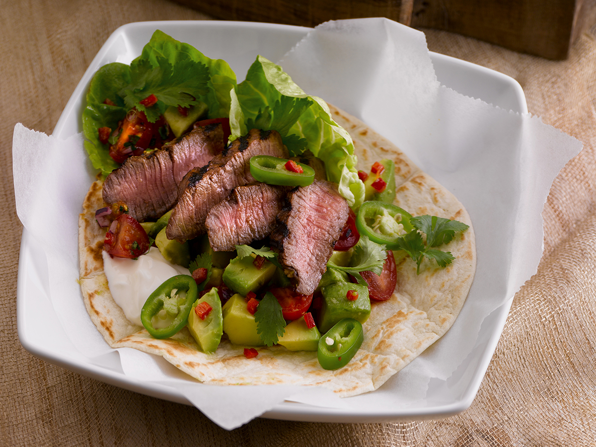 Probieren Sie diese würzigen Scharfe Irish Beef Tortilla Wraps für einen echten Geschmackskick. Saftiges Rindfleisch mit scharfen Gewürzen.