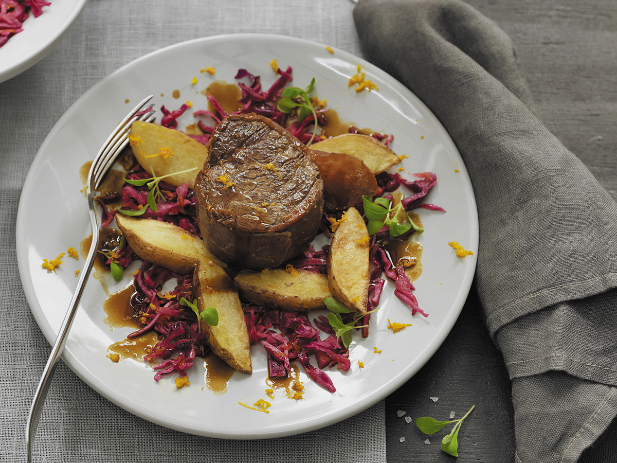 Tournedos mit rohem Schinken: Zarte Rinderfilets, umhüllt von dünnen Scheiben rohem Schinken, für ein köstliches Geschmackserlebnis.