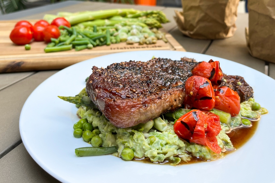 Pfeffer-Steaks mit sommerlichem Püree: Ein köstliches Gericht, pfeffrig auf sommerlichem Gemüse-Bett. Perfekt für warme Tage.