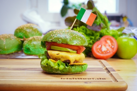 Für den St. Patrick's Day einen grünen Burger mit irischem Rindfleisch! Grüne Burger für einen perfekten festlichen Touch.