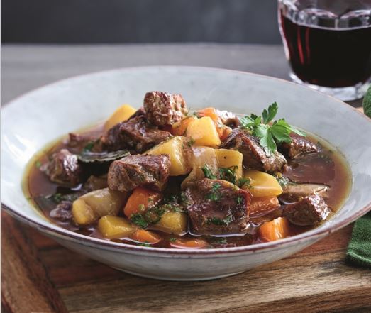 Genießen Sie die Wärme und den Geschmack Irlands mit unserem Irish Stew mit Kartoffeln Rezept. Perfekt für gemütliche Abende zu Hause.