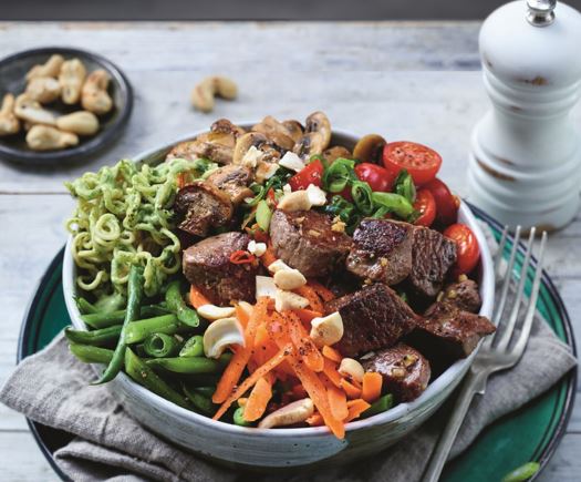 Die Lamm-Bowl mit Mie-Nudeln ist eine leckere Kombi aus zartem Lammfleisch, Mie-Nudeln und frischem Gemüse, perfekt für ein schnelles Essen.