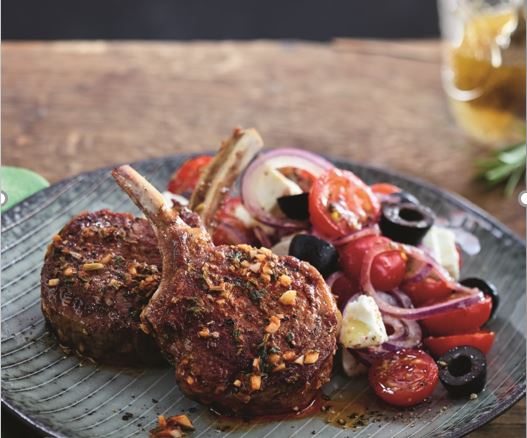 Lammkoteletts mit griechischem Salat