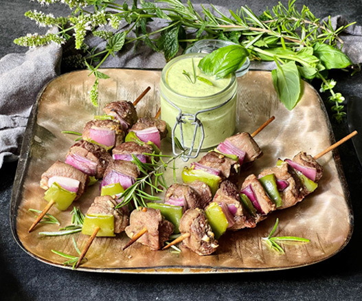 Die Frau am Grill – Lammfilet Spieße mit Zucchini Creme