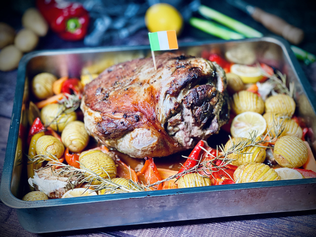 Die Frau am Grill präsentiert ein köstliches IrishLamb Lammkeulen-Rezept für jede Jahreszeit. Einfache Zubereitung im Backofen!