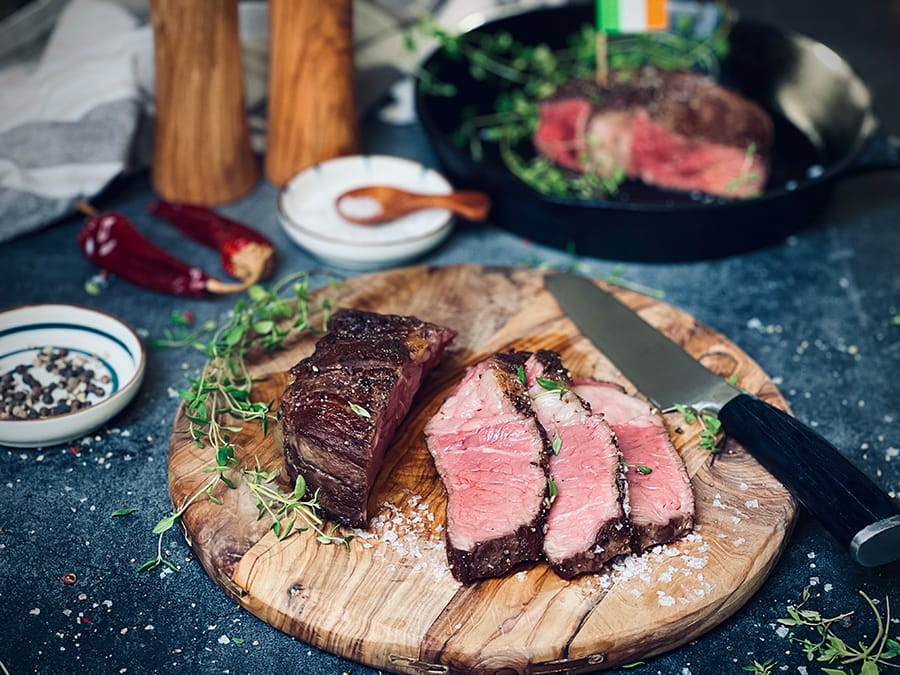 Entdecke die Kunst, ein perfektes Ribeye Steak in deiner eigenen Küche zu braten. Saftig, köstlich und einfach gemacht – alles in der Pfanne.