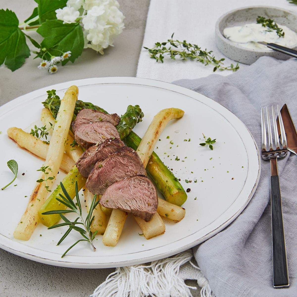 Irisches Lammfilet auf gegrilltem Spargel mit Joghurt-Kräuter-Dip