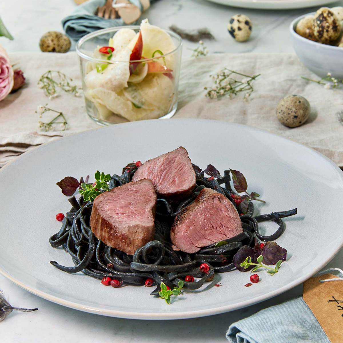 Irisches Lammfilet mit Apfel-Rettich-Salat und schwarzen Nudeln