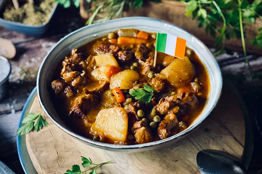 Zusammen mit Die Frau am Grill präsentieren wir euch ein authentisches Irish Stew Rezept mit zarten Lammstücken, Kartoffeln und Gemüse.