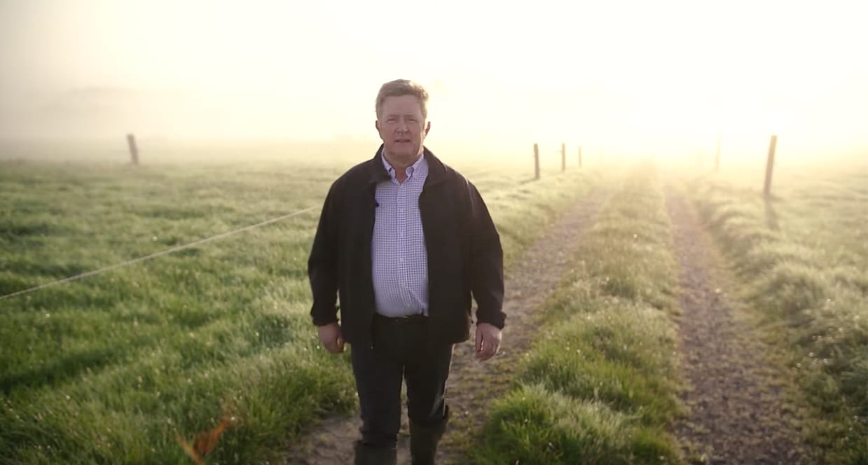 Die Familie von Tim Meagher lebt seit dem 17. Jahrhundert auf dieser Farm. Ein Familienbetrieb aus gutem Grund! Laut Landwirt Tim ist das große Geheimnis des irischen Rindfleischs das stressfreie Leben, das irische Rinder von Geburt an führen. Sehen Sie sich seine Geschichte hier an.